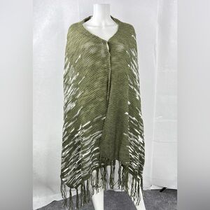 LuLaRoe Mimi Green & White Crocheted Acrylic Shawl Poncho Wrap 💚